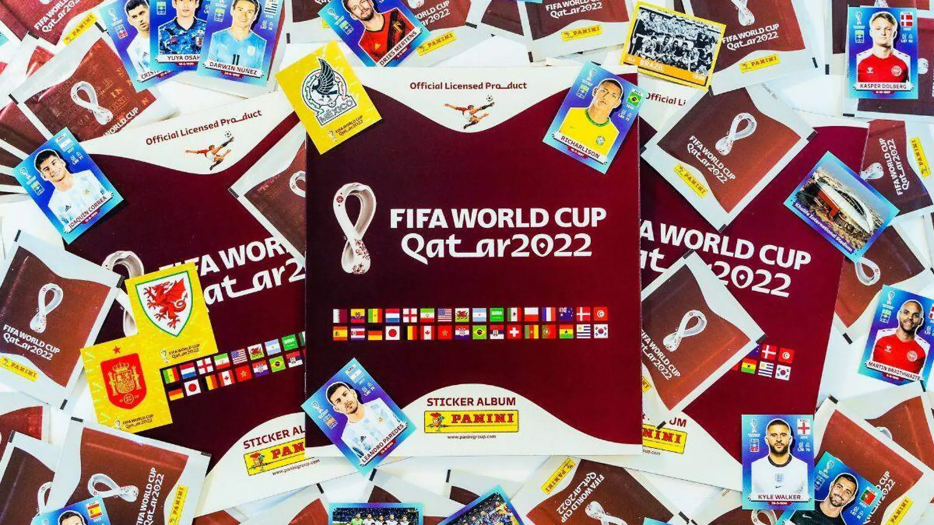 Niño ciego adaptó el álbum Panini de Qatar 2022 al sistema braille